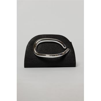 Geanta neagra cu design modern stralucitor si maner metalic