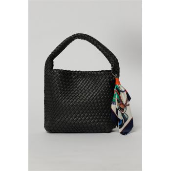 Geanta neagra din piele ecologica impletita accesorizata cu esarfa