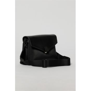 Geanta neagra tip plic cu design elegant si inchidere cu clapeta