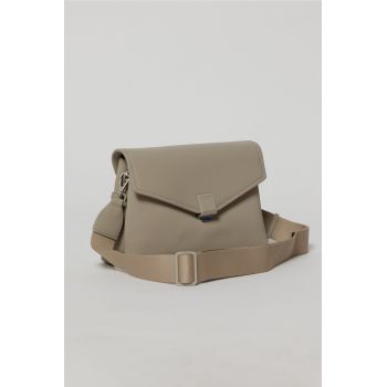 Geanta taupe tip plic cu design elegant si inchidere cu clapeta