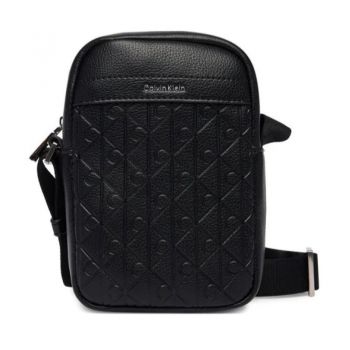 Borseta Calvin Klein EMBLEM AOP EMBOSS SLIM REPORTER