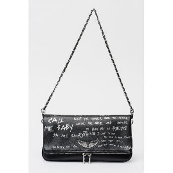 Geanta crossbody de piele cu clapa si text graffiti Rock - Negru