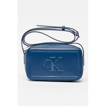 Geanta crossbody de piele ecologica cu logo in relief - Albastru inchis