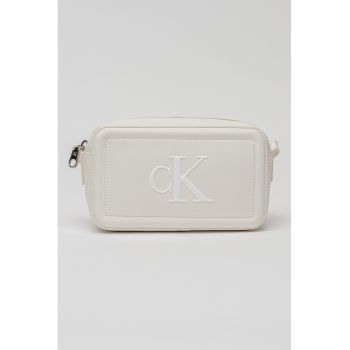 Geanta crossbody de piele ecologica cu logo in relief - Alb murdar