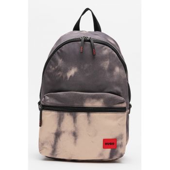 Rucsac din material textil cu model si buzunar frontal cu fermoar - Maro taupe deschis/Maro camel